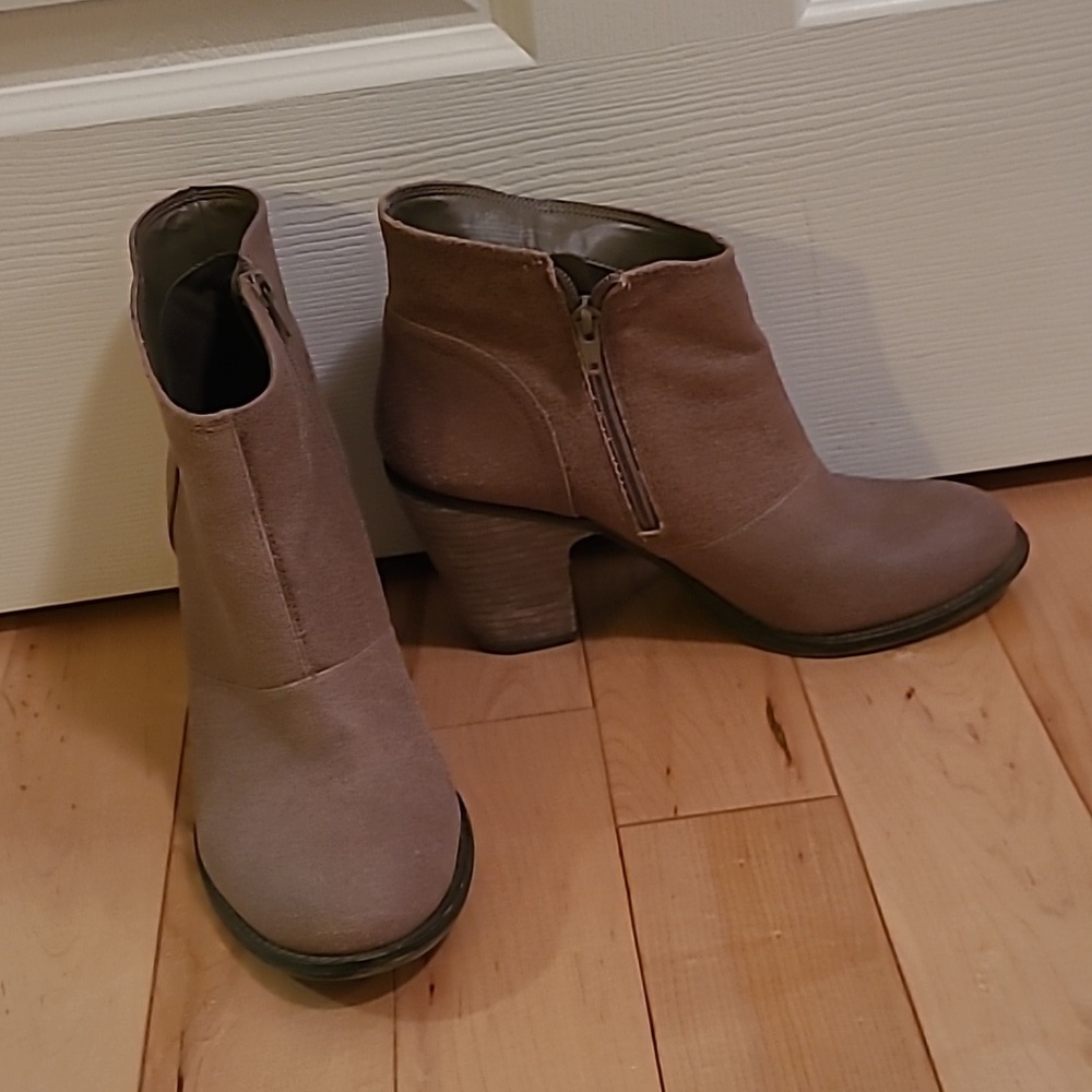 Women's size 9.5 tan Jessica Simpson ankle boots